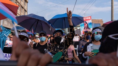 Organizaciones marchan para exigir investigaciones y justicia en casos de violencia transfóbica en Lima, Perú, el 22 de febrero de 2023.