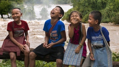 Des enfants riaient sur le site des chutes de Khone Phapheng, au Laos, le 3 décembre 2019.