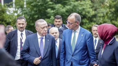 Der deutsche Bundeskanzler Friedrich Merz (2. von rechts) und der türkische Präsident Recep Tayyip Erdoğan (2. von links) treffen am 16. Mai 2025 zum Gipfeltreffen der Europäischen Politischen Gemeinschaft ein.