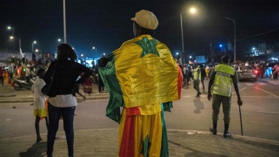 Un supporter porte le drapeau national sénégalais à Dakar.