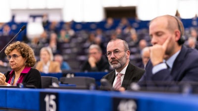 Der Vorsitzende der EVP-Fraktion, Manfred Weber (Mitte), während einer Plenarsitzung des Europäischen Parlaments in Straßburg, Frankreich, am 6. Oktober 2025.