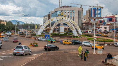 Des voitures traversent un carrefour près d'un monument à Yaoundé, au Cameroun, le 12 septembre 2025.