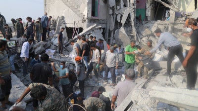 Des secouristes et des habitants locaux dégageaient les décombres après la frappe menée contre l'école primaire Shajareh Tayyebeh à Minab, dans le sud de l'Iran, le 28 février 2026.