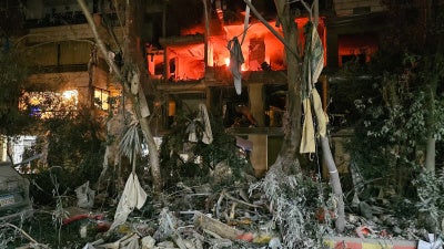 Un bâtiment endommagé etait en feu après une frappe aérienne israélienne à Haret Hreik, dans la banlieue sud de Beyrouth, le 2 mars 2026.