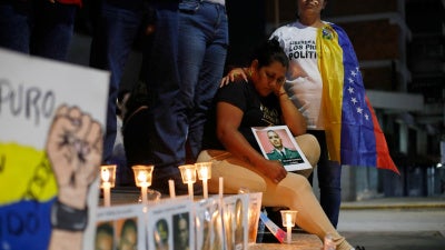 Familiares de personas detenidas por motivos políticos esperan afuera de El Helicoide
