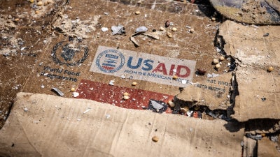 Des débris de cartons de l'USAID, l’agence américaine pour le développement international, éparpillés sur le sol d’un entrepôt du Programme alimentaire mondial à Bukavu, en République démocratique du Congo, le 21 février 2025.