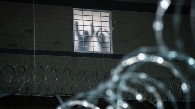 Personas detenidas junto a una ventana en el interior del centro federal de inmigración de Delaney Hall, en Newark (Nueva Jersey), donde el ICE tiene recluidos a inmigrantes detenidos, el 26 de mayo de 2026.