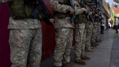 Militares patrullan una calle después de que el gobierno declarara el estado de emergencia en Lima el 22 de octubre de 2025.