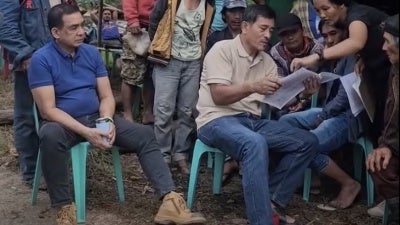 Edgardo Balgos (in blue shirt) and Fidel Santos (in cream shirt) in discussions with the residents of Kasibu, Nueva Vizcaya, Philippines.