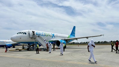 Haitianos deportados de Estados Unidos desembarcan de un vuelo chárter en el Aeropuerto Internacional de Cabo Haitiano, Cabo Haitiano, Haití, 27 de agosto de 2026.
