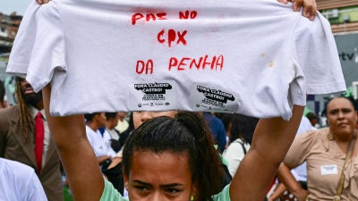 Une manifestante montrait un tee-shirt avec le message « Paix au CPX da Penha », dans le quartier Complexo da Penha (ou « CPX da Penha » sous forme abrégée), à Rio de Janeiro, le 31 octobre 2025, trois jours après une opération policière qui y a fait de nombreux morts.
