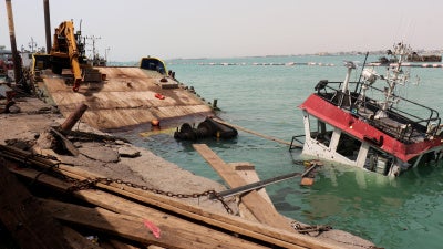 جسر الملاحة لسفينة غارقة في ميناء المخا باليمن، في اليوم التالي لهجوم الحوثيين على المدينة، 10 أغسطس/آب 2026.