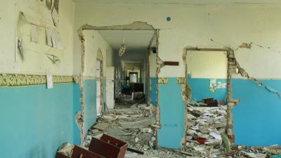 пострадавшая школа в никишино. В сентябре 2014 г. – феврале 2015 г. школа была занята боевиками, которые вели оттуда перестрелку с украинскими правительственными силами. © 2015 Юлия Горбунова / Хьюман Райтс Вотч