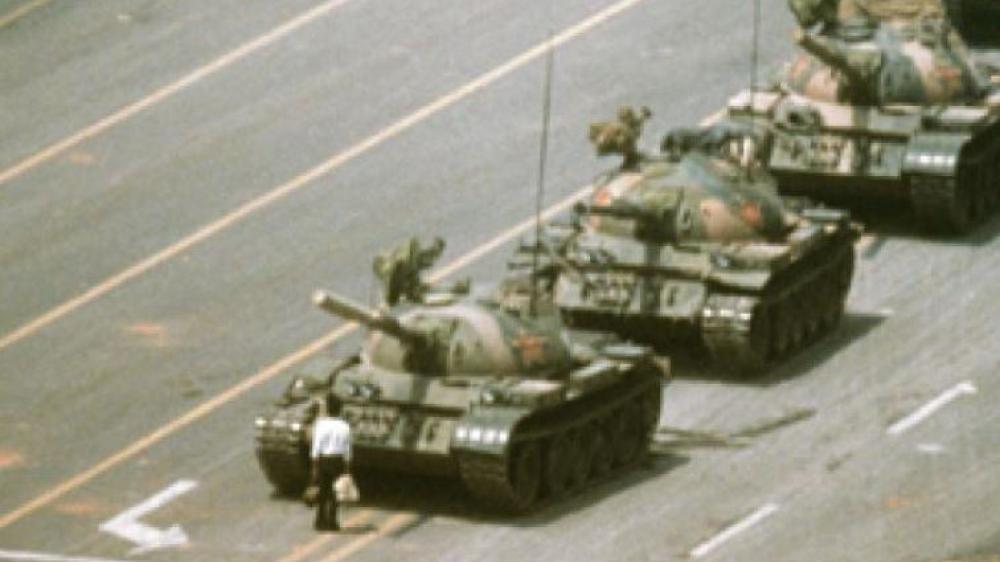 Un homme non armé face aux chars de l'Armée chinoise sur la Place Tiananmen, le 4 juin 1989.