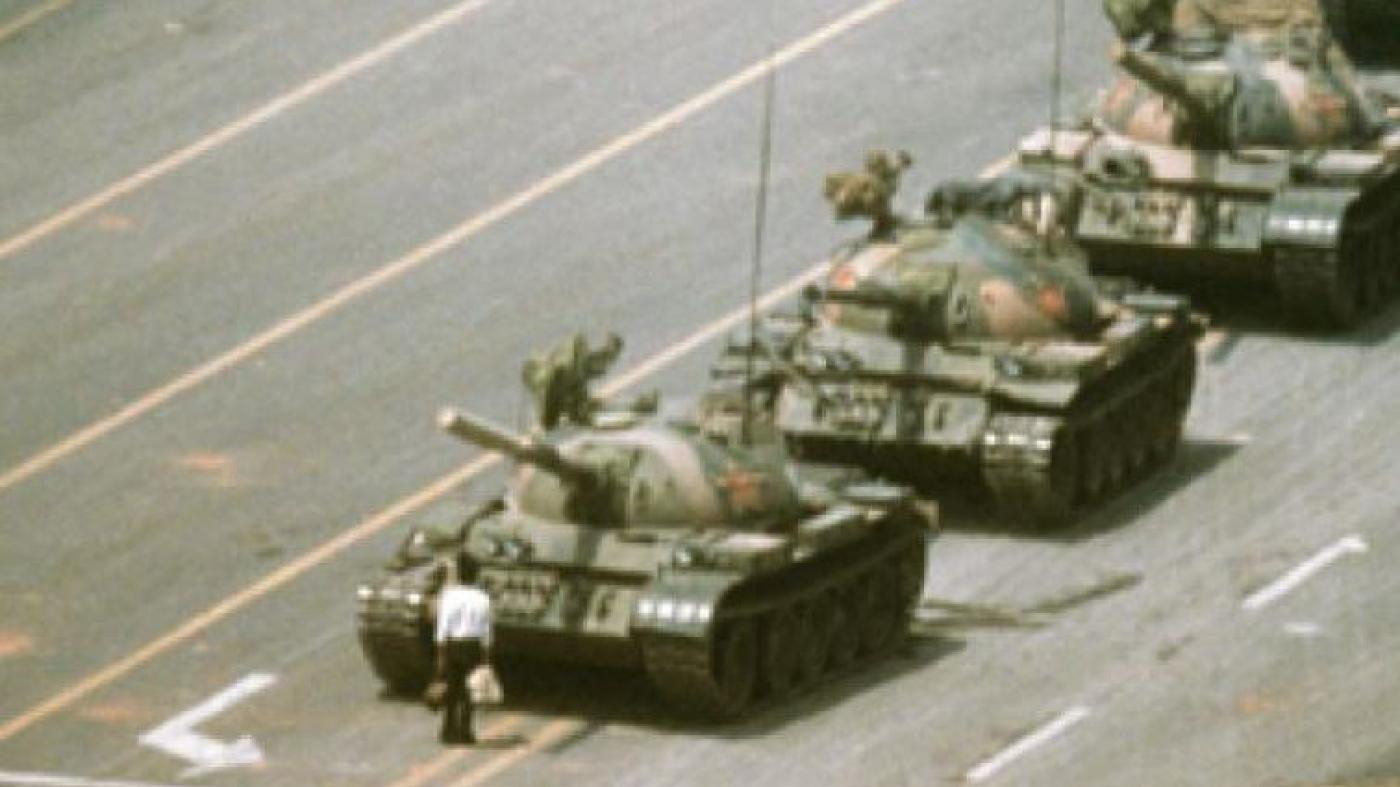 Un homme non armé face aux chars de l'Armée chinoise sur la Place Tiananmen, le 4 juin 1989.