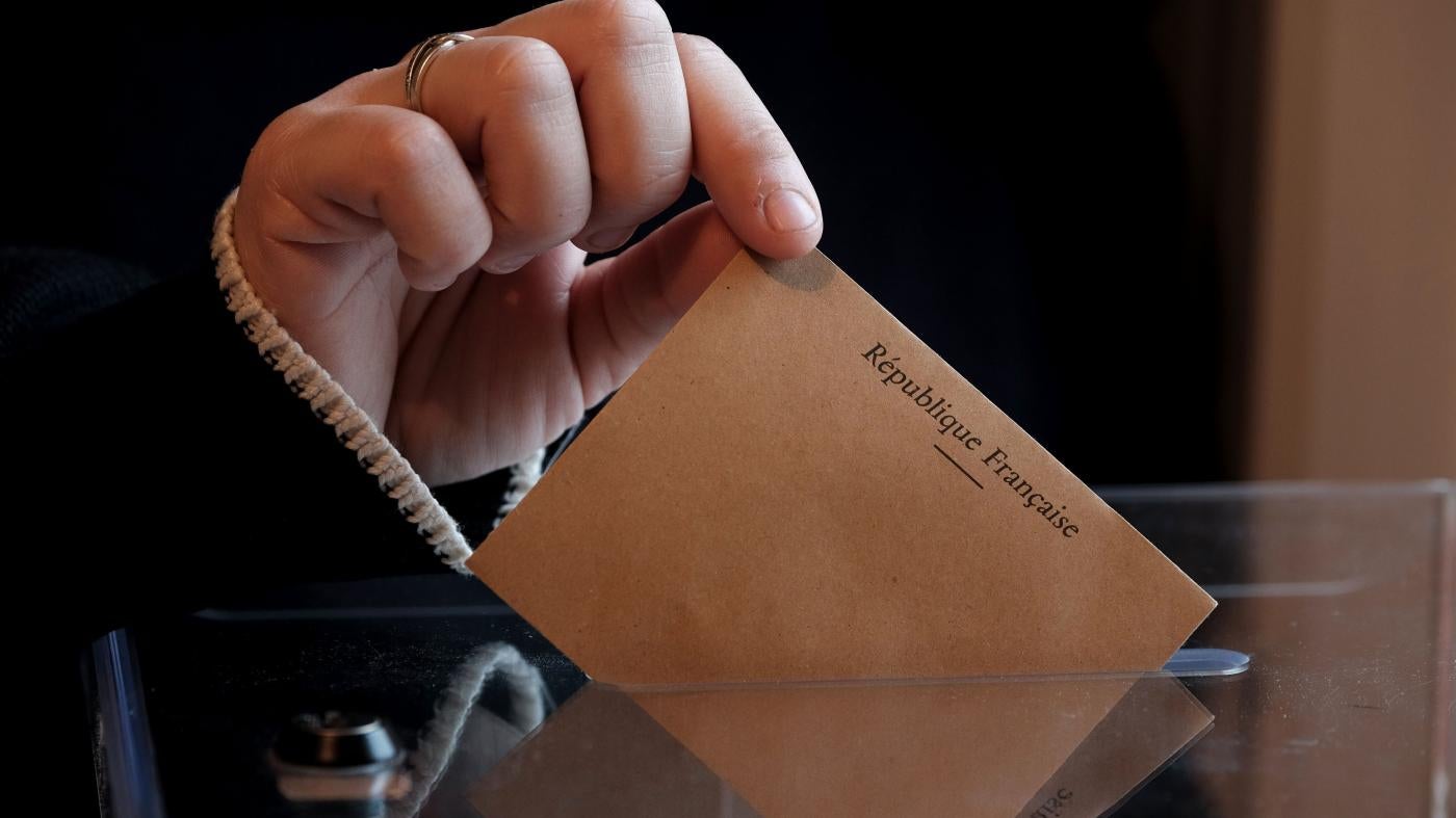 Ballot envelope, initials Republique Francaise, with a ballot box.