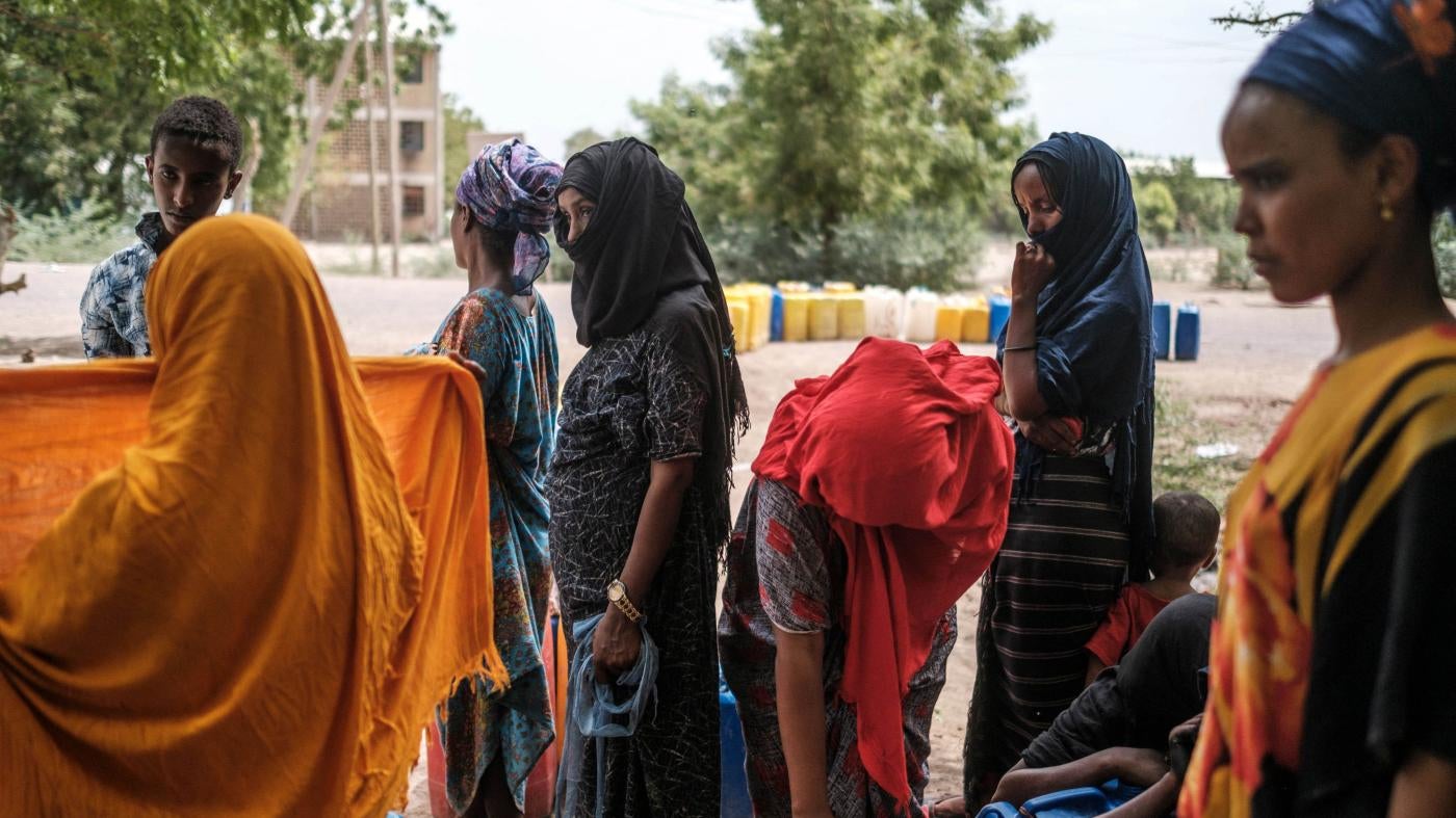  Des femmes éthiopiennes faisaient la queue pour puiser de l'eau dans un réservoir situé près d’un complexe de bâtiments abandonnés, hébergeant des personnes déplacées, dans la banlieue de Dubti, ville située dans la région Afar dans le nord de l'Éthiopie, le 7 juin 2022.
 © 2022 Eduardo Soteras/AFP/Getty Images