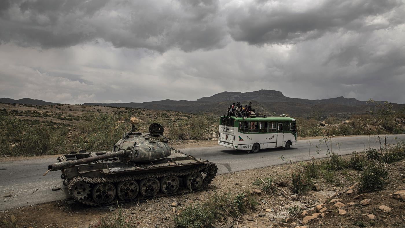  Ein Bus mit Zivilist*innen fährt an einem zerstörten Panzer außerhalb von Mek’ele, der Hauptstadt der äthiopischen Region Tigray, vorbei, 29. Juni 2021.
 © 2021 Finbarr O’Reilly/The New York Times/Redux