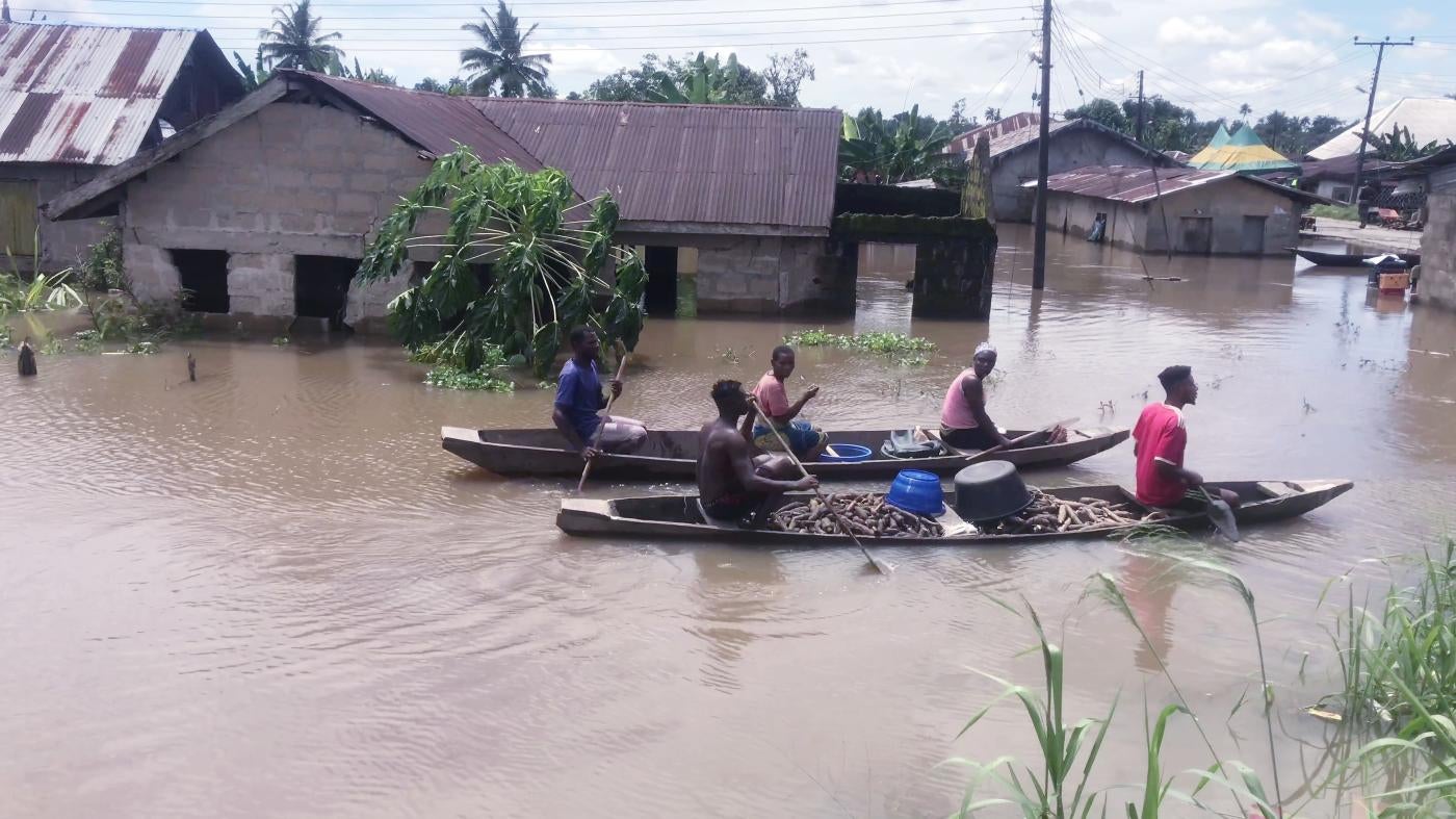  Pessoas remam em suas canoas ao longo de ruas residenciais inundadas após uma forte chuva em Bayelsa, Nigéria, em 20 de outubro de 2022.
 © 2022 AP Photo/Reed Joshua