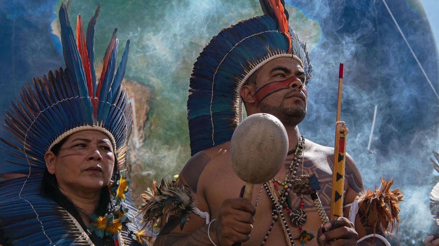  Indígenas pedem maior proteção de suas terras e direitos durante o Acampamento Terra Livre em Brasília, uma a mobilização anual dos povos indígenas do Brasil, em 6 de abril de 2022.
 © 2022 Carl de Souza/AFP/Getty Images