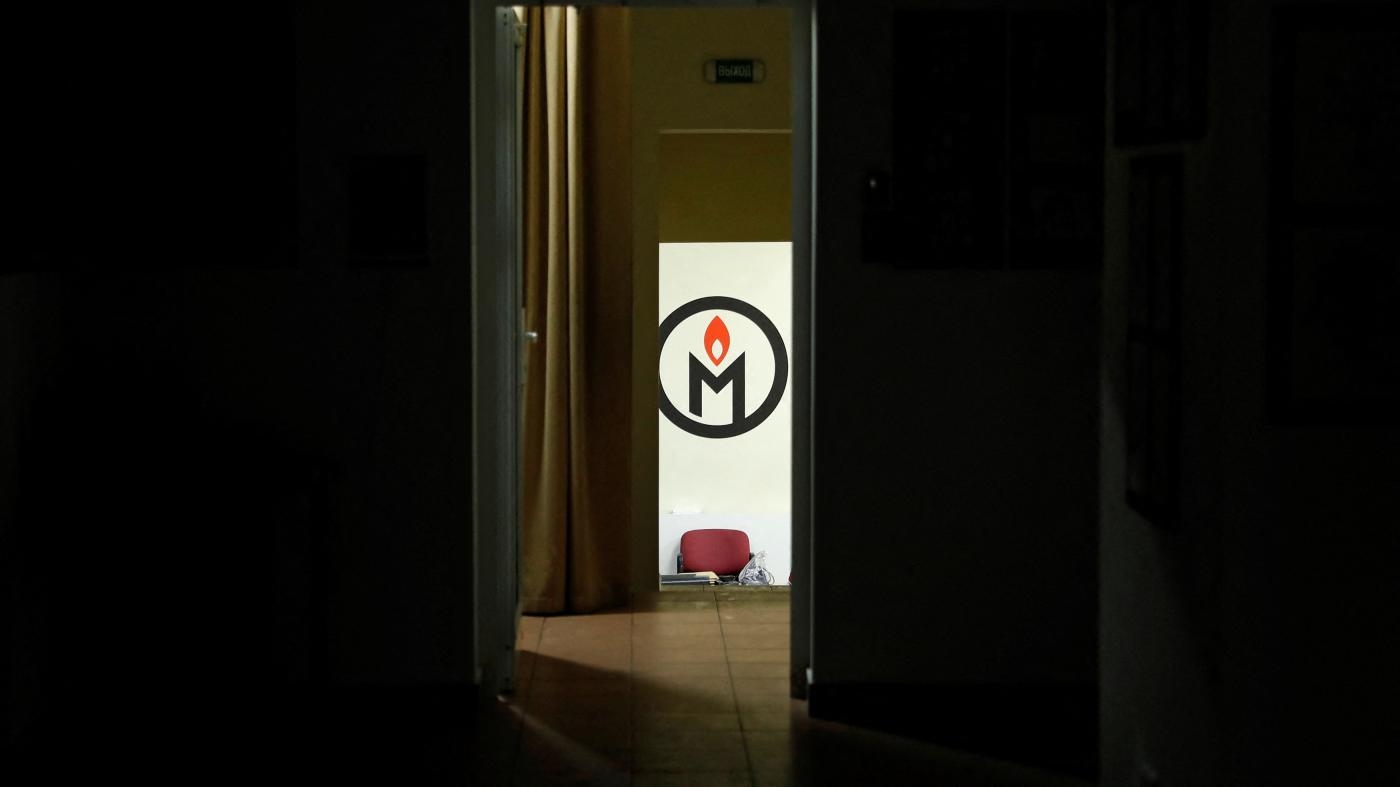  The logo of one of Russia’s leading human rights groups, Memorial, in its former office in Moscow, December 29, 2021. Russian authorities forcibly closed Memorial in 2022.
 © 2021 Evgenia Novozhenina/Reuters