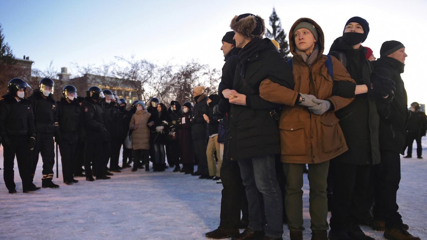  未经许可的示威群众手挽手走上俄罗斯新西伯利亚（Novosibirsk）的列宁广场，抗议俄罗斯对乌克兰开战。
 © 2022 Sipa via AP Images