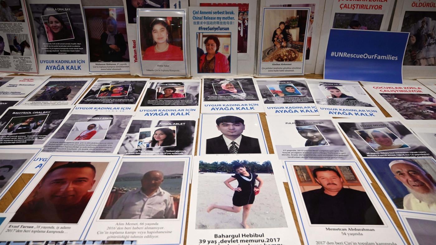  Des photos d’Ouïghours détenus au Xinjiang, en Chine, placées sur le sol par des proches lors d'une conférence de presse à Istanbul (Turquie), le 10 mai 2022. À cette occasion, ils ont exhorté Michelle Bachelet, qui était alors la Haute-Commissaire de l’ONU aux droits de l'homme, à enquêter sur les «&nbsp;camps de rééducation&nbsp;» où sont détenus des membres de cette minorité musulmane au Xinjiang.
 © 2022 Ozan Kose/AFP/Getty Images