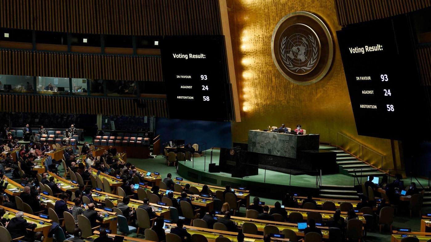  聯合國大會通過決議，暫停俄羅斯在聯合國人權理事會的職權，美國紐約，2022年4月7日。
 © 2022 Timothy A. Clary/AFP/Getty Images