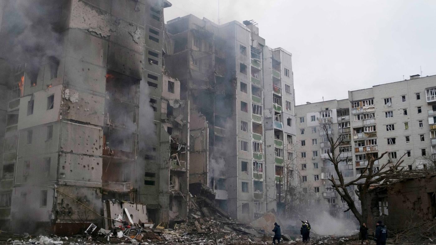  3

3月3日，俄罗斯军队轰炸切尔尼戈夫（Chernihiv）十字路口。俄罗斯军机向一处住宅区十字路口同时投下多枚炸弹，导致47人死亡、多人受伤，并有一栋公寓大厦、一家医院和数栋住宅和商办大楼受损。

阅读详情
播放影片
 A residential building in Chernihiv, Ukraine damaged by Russian aerial attack on March 3, 2022. © REUTERS/Roman Zakrevskyi