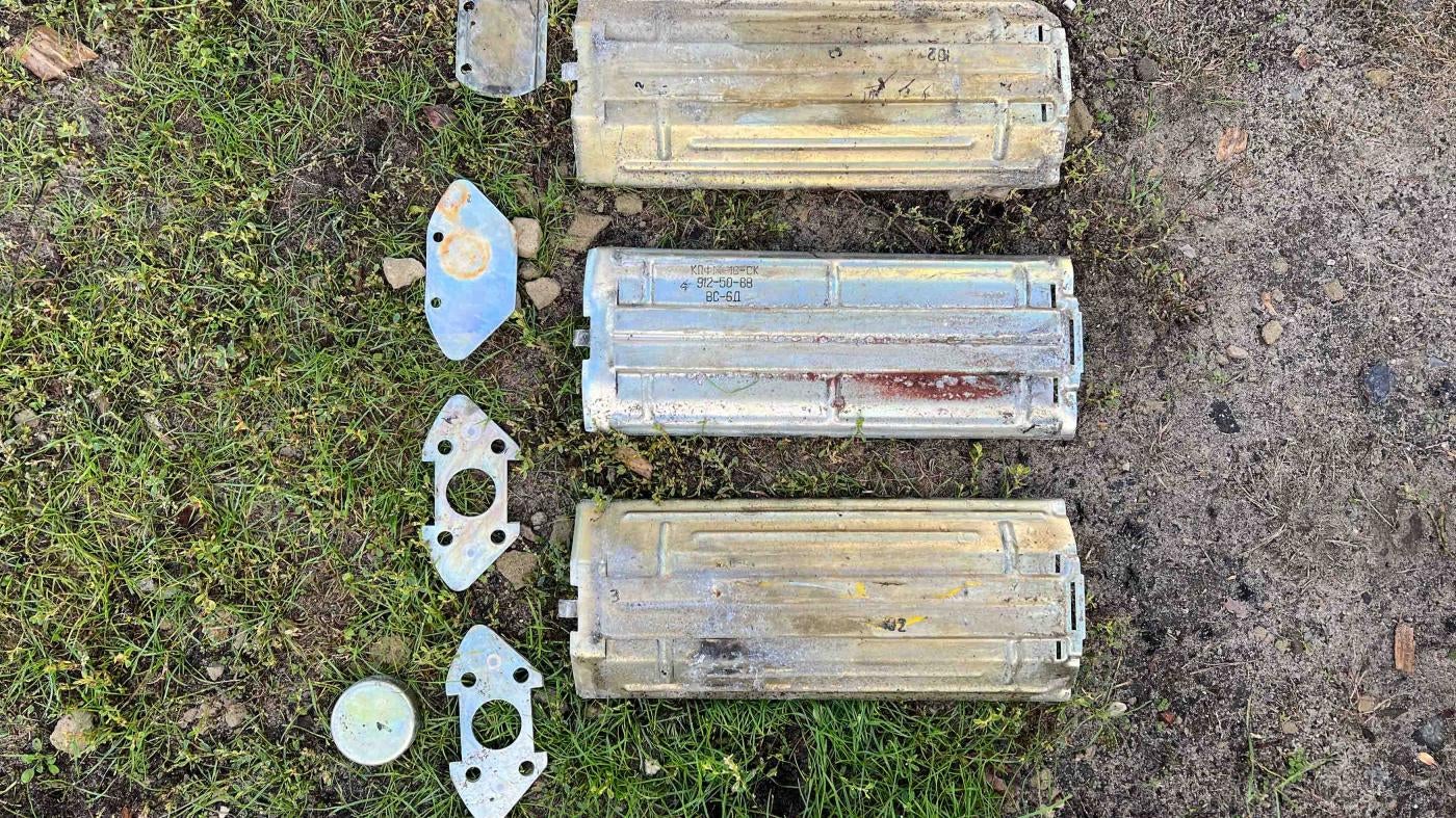  10

俄罗斯和乌克兰军队使用被禁止的杀伤人员地雷。俄军至少使用了八种杀伤人员地雷，而乌克兰军队显然曾于4月至9月初在俄军占领下的伊久姆（Izium）使用火箭发射的PFM杀伤人员地雷。这些地雷已炸伤平民数十人，其中多人被迫截肢。

阅读详情

Remnants of KPFM-1S-SK cassettes manufactured in 1988 that Human Rights Watch researchers found in Izium in October 2022. These cassettes are used for the delivery of PFM mines by the 9M27K3 Uragan mine-laying rocket. The cassette opens in flight using a small explosive charge to separate it from the rocket motor section of the weapon and scatters 312 PFM mines into an area. © 2022 Human Rights Watch
 