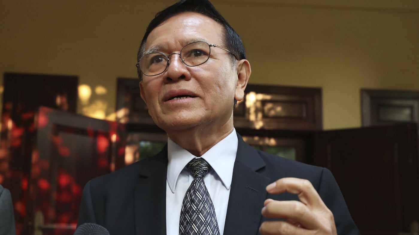 Kem Sokha, chef de l’opposition au Cambodge, répondait aux questions d’un journaliste à son domicile à Phnom Penh le 16 janvier 2020, peu avant de se rendre au tribunal pour une nouvelle audience du procès le visant. 