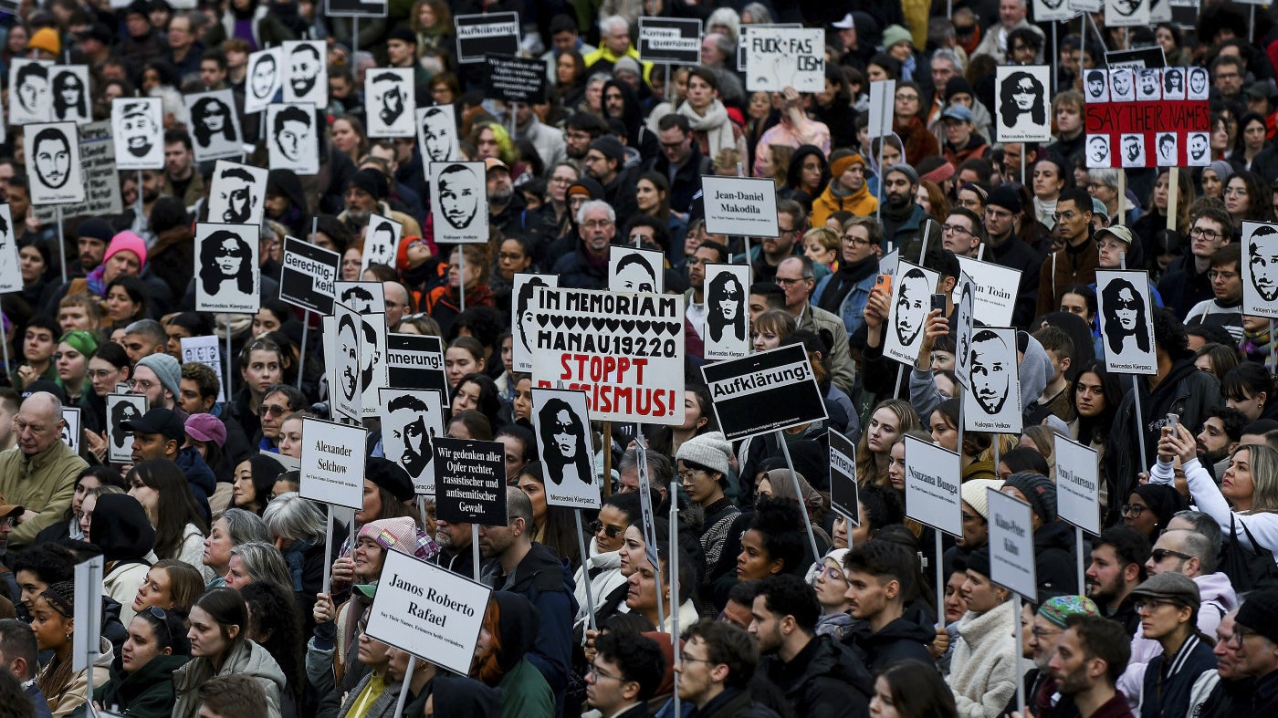 Demonstranten versammelten sich anlässlich des Jahrestages des rechtsextremen Anschlags am 19. Februar 2020 in Hanau, Deutschland, bei dem neun Menschen mit überwiegend muslimischem Hintergrund getötet wurden, 17. Februar 2024. 
