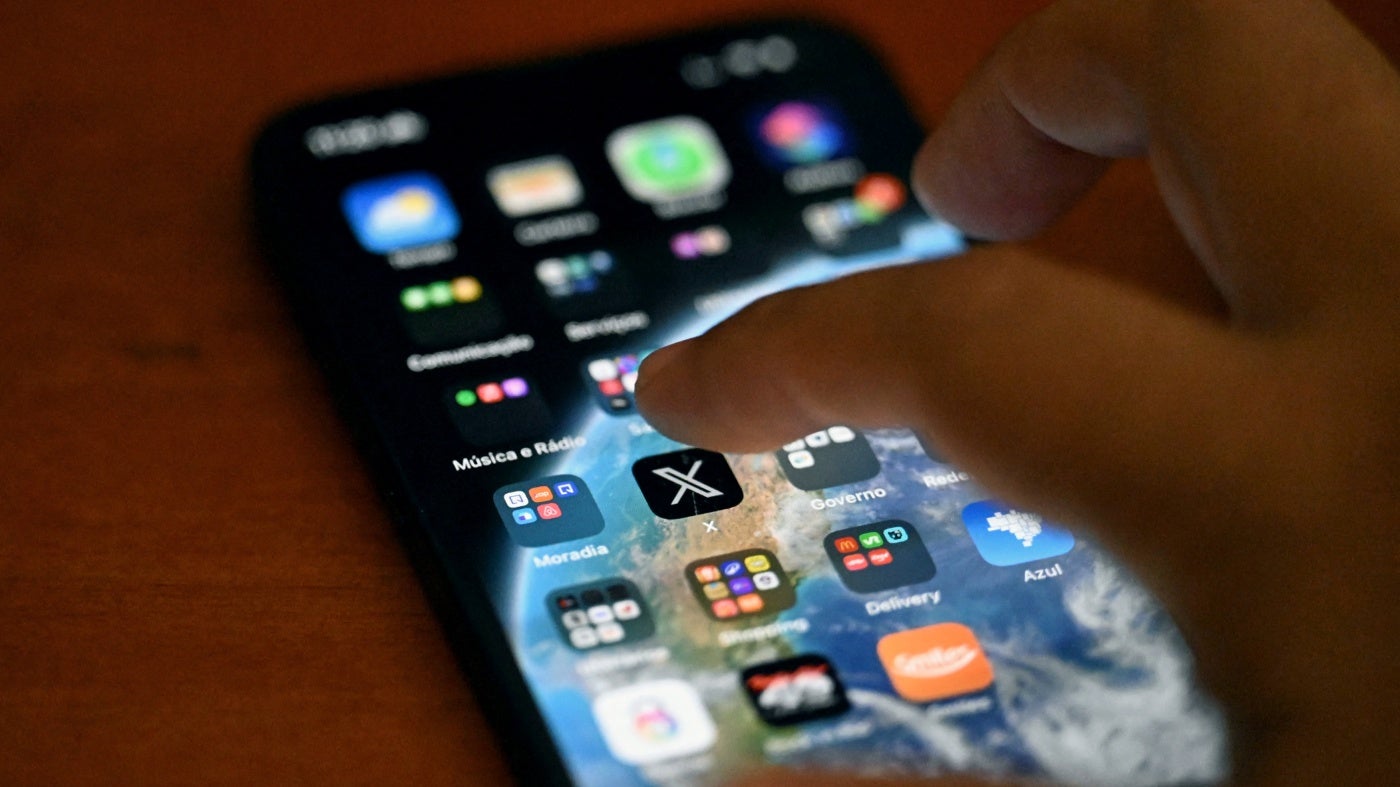 Uma pessoa clica no aplicativo X em um smartphone, no Rio de Janeiro, Brasil, em 18 de setembro de 2024.