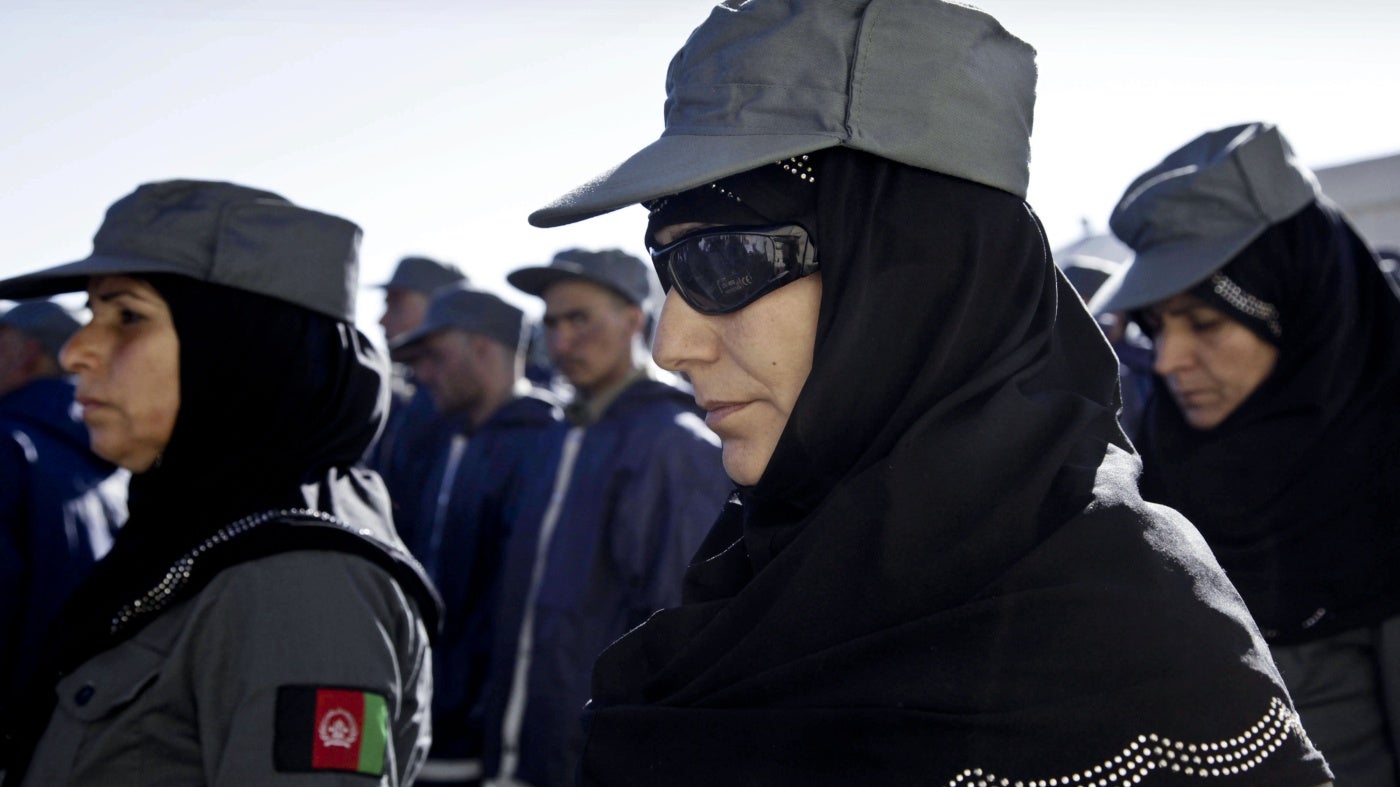 Des femmes afghanes devenues policières avant le retour au pouvoir des talibans participaient à la cérémonie de remise de diplômes à Herat, en Afghanistan, le 20 décembre 2012. 