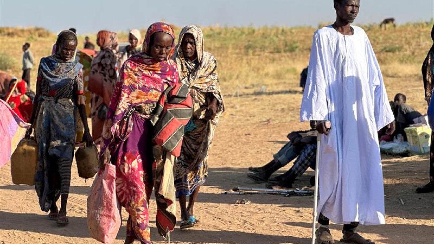 Vertriebene Sudanes*innen, die aus El Fasher nach dem Fall der Stadt an die Rapid Support Forces (RSF) geflohen sind, kommen am 28. Oktober 2025 in der Stadt Tawila in Nord-Darfur, Sudan, an.