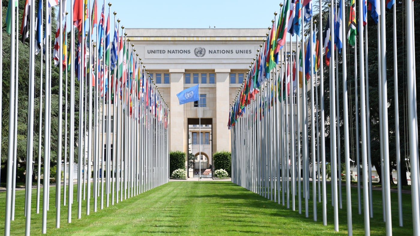 L'Allée des drapeaux devant le Palais des Nations, siège du Conseil des droits de l'homme des Nations Unies à Genève, en Suisse, photographiée le 16 juin 2025. 