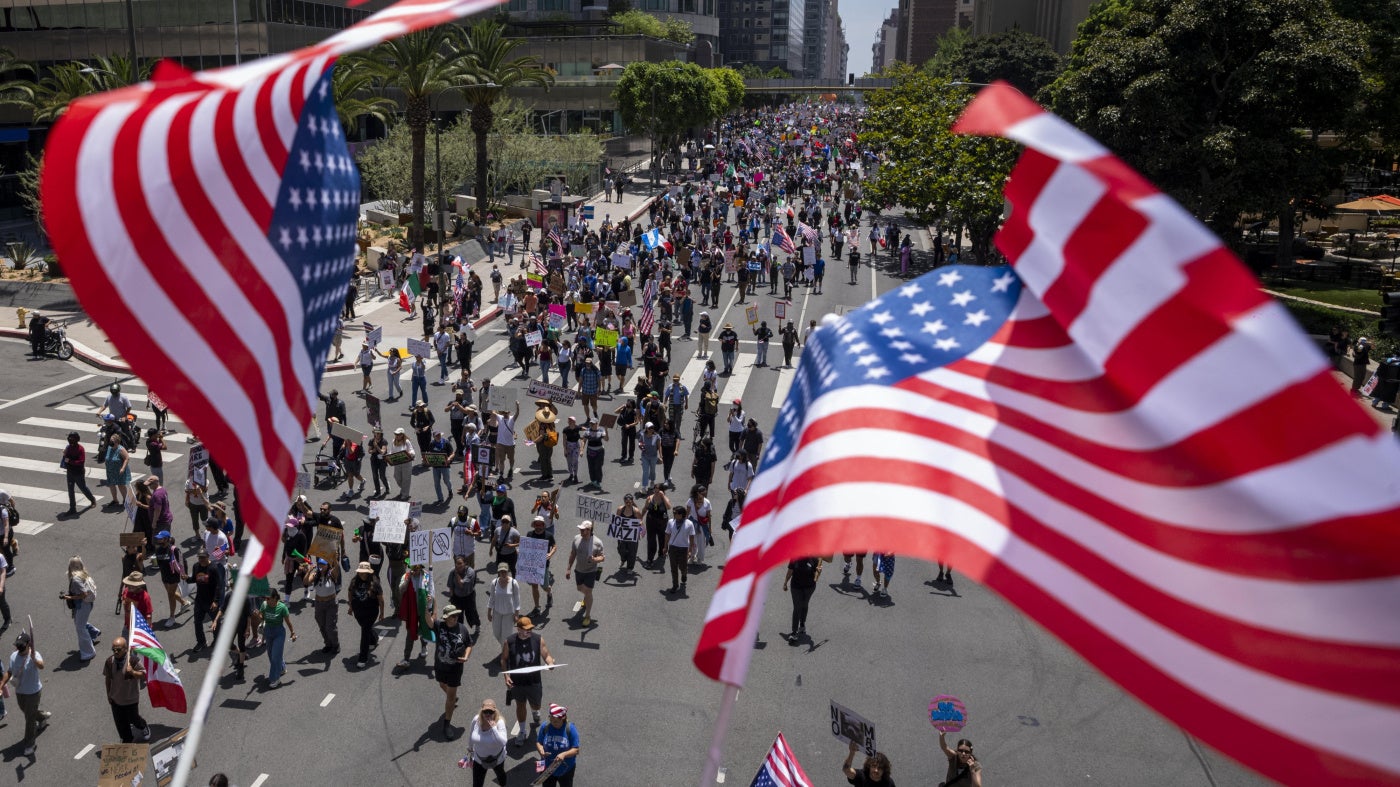 L’une des nombreuses manifestations tenues dans diverses villes aux États-Unis le samedi 14 juin 2025 sous le slogan « No Kings » (« Pas de rois »), contre les dérives de l’administration du président Donald Trump, que ce soit en matière d’immigration ou dans d’autres domaines. Ce rassemblement a eu lieu à Los Angeles, en Californie.