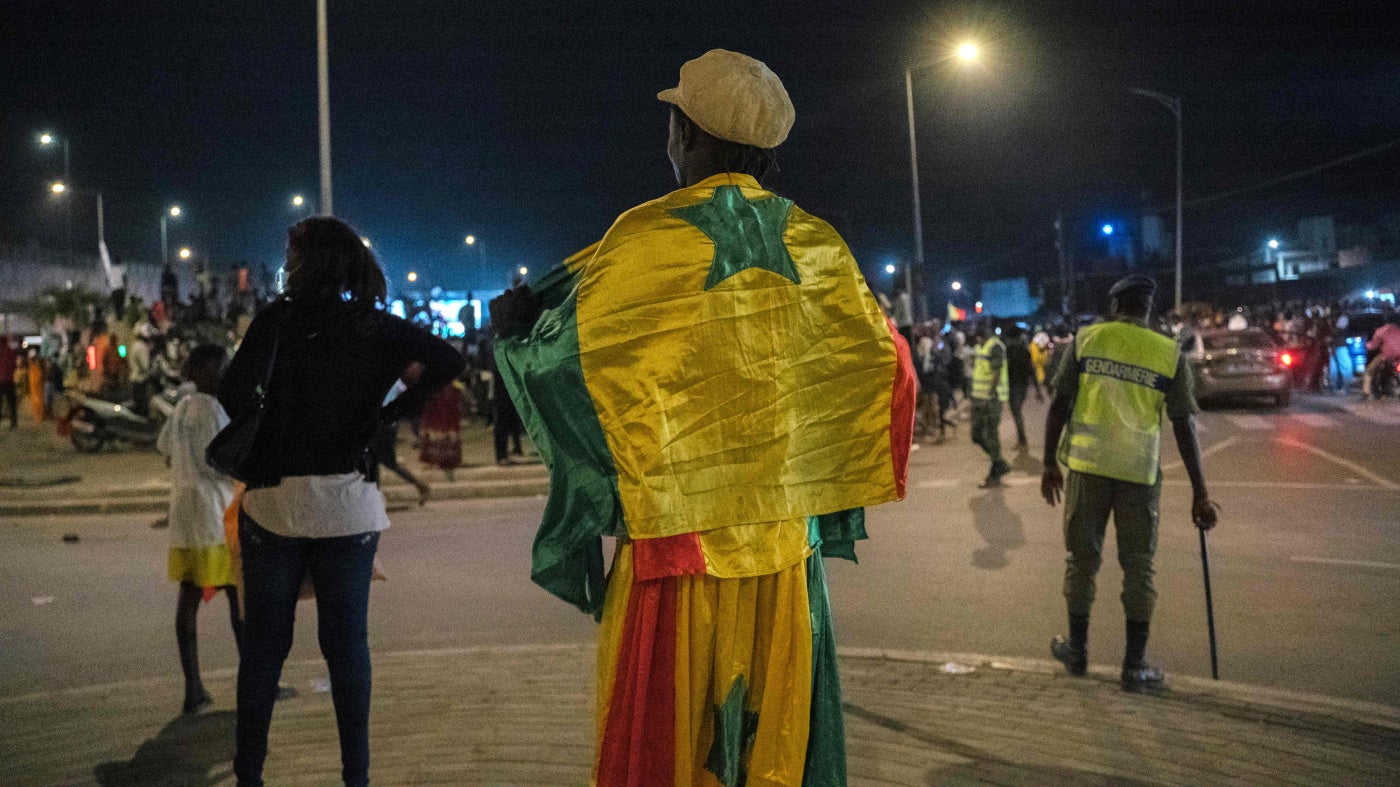 Un supporter porte le drapeau national sénégalais à Dakar.