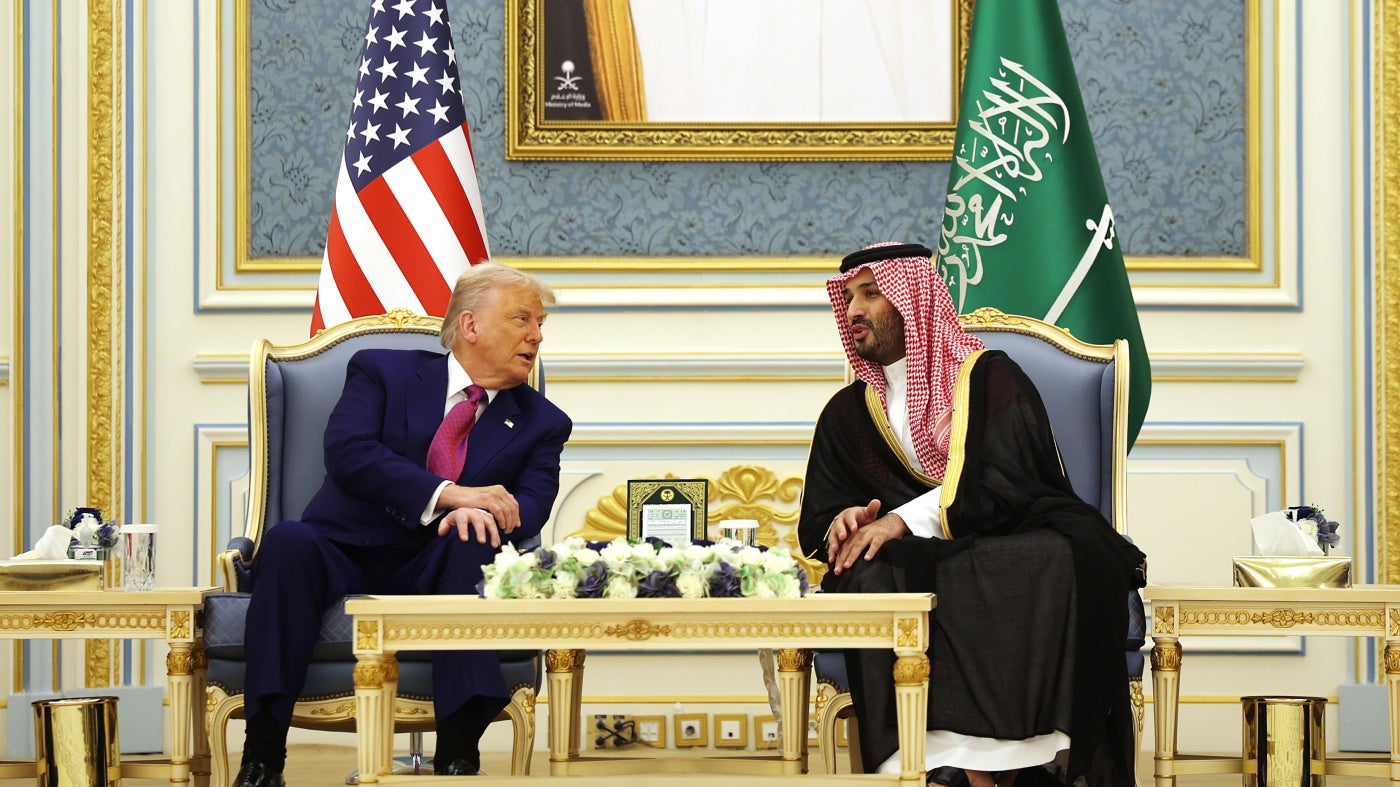 الرئيس الأمريكي دونالد ترامب يلتقي ولي العهد السعودي الأمير محمد بن سلمان في الديوان الملكي السعودي بالرياض،  13 مايو/أيار 2025.