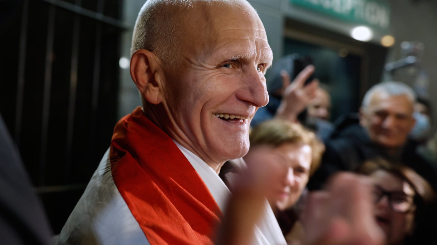 Лауреат Нобелевской премии мира Алесь Беляцкий по прибытии к посольству США в Вильнюсе (Литва), 13 декабря 2025 года