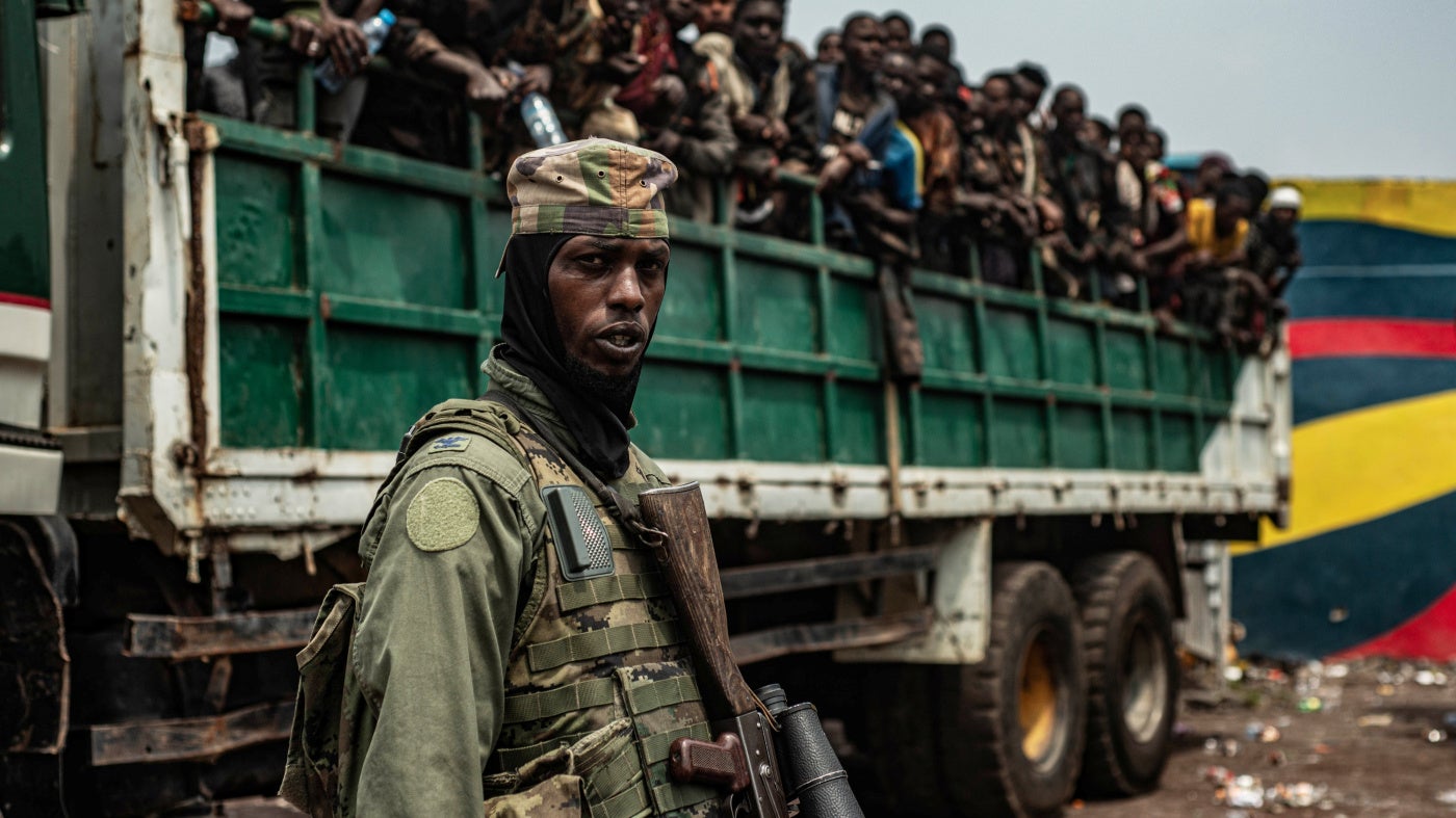 Un combattant du M23 surveille des soldats congolais détenus.