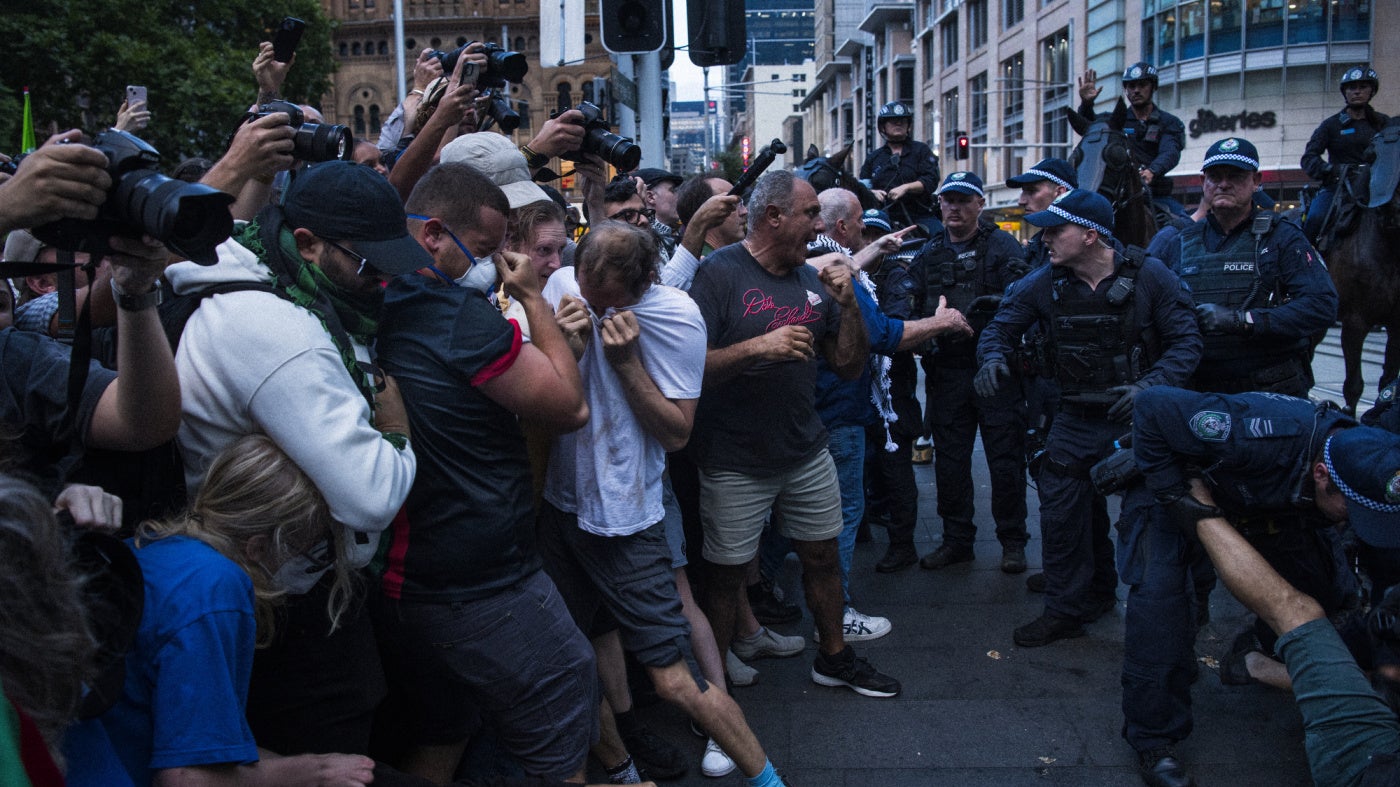 Des personnes qui manifestaient contre la visite en Australie du président israélien Isaac Herzog se retrouvaient face à des policiers à Sydney (État de Nouvelle-Galles du Sud), le 9 février 2026.