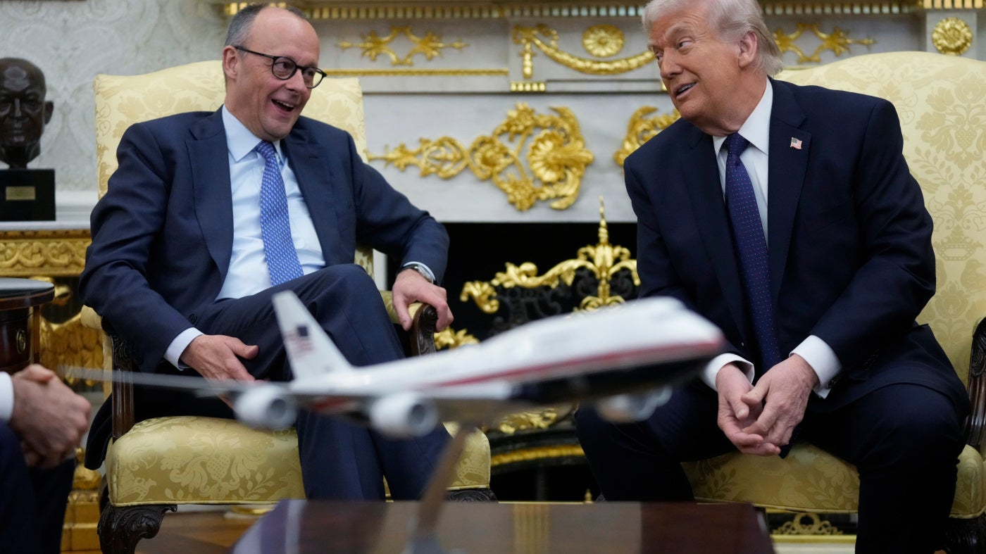 Le président américain Donald Trump (à droite) discutait avec le chancelier allemand Friedrich Merz au Bureau ovale de la Maison Blanche à Washington, le 3 mars 2026.