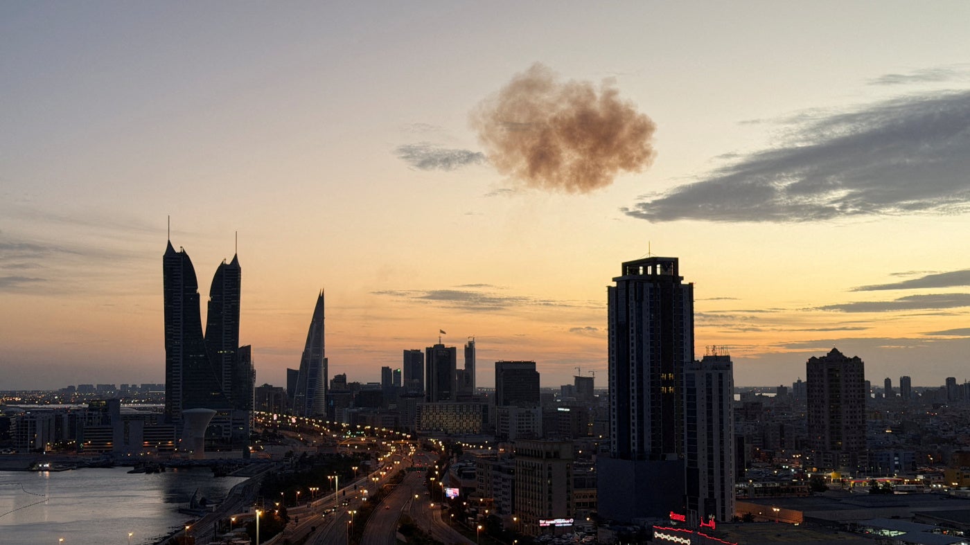 Un épais nuage de fumée était visible dans le ciel de Manama, la capitale de Bahreïn, le 6 mars 2026, après l'interception d'un drone iranien, non loin des tours du complexe « Bahrain Financial Harbour » (à gauche), un centre financier où se trouve aussi l'ambassade d'Israël.