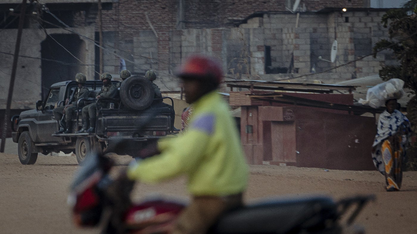 Des combattants du groupe armé M23 patrouillaient dans un véhicule (en arrière-plan de la photo) à Uvira, dans l'est de la République démocratique du Congo, le 13 décembre 2025.