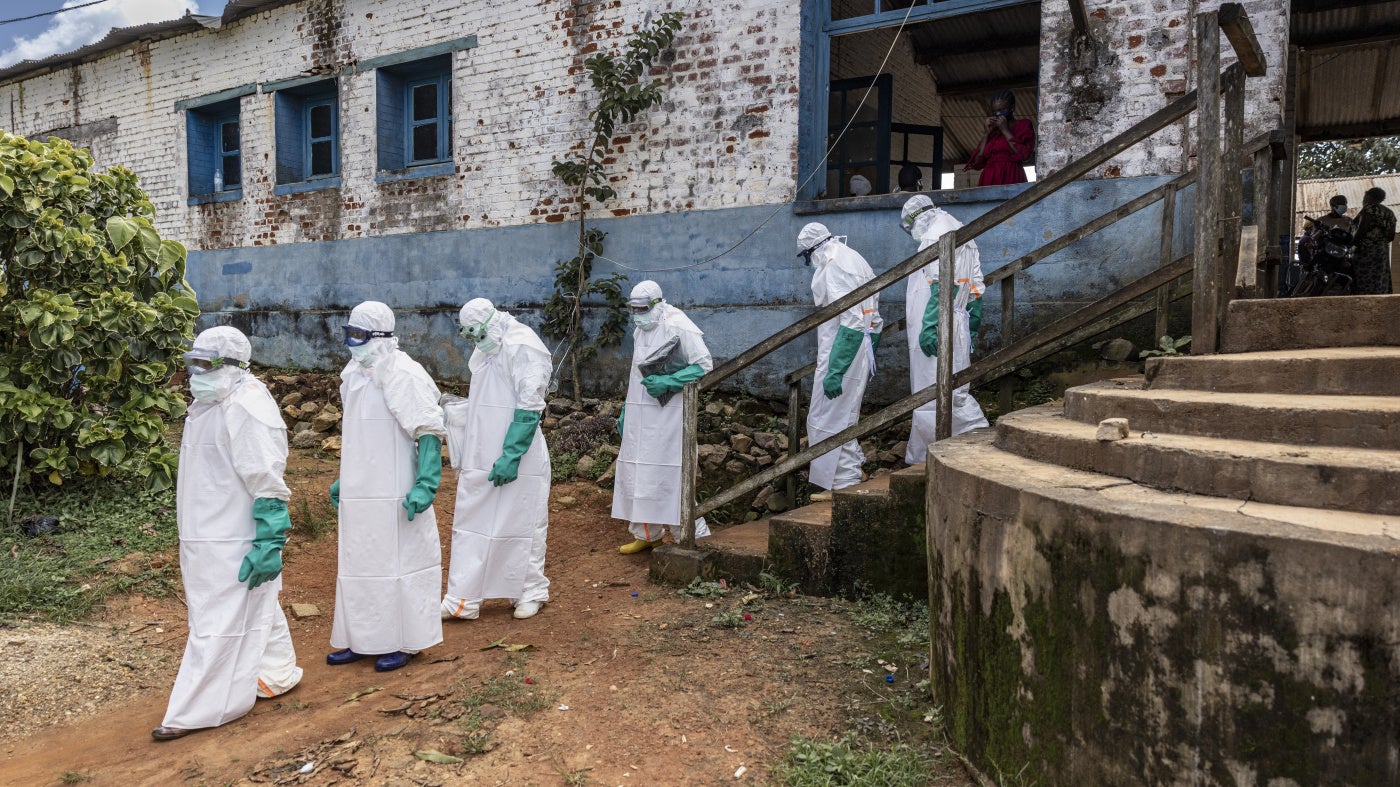Des agents de santé vêtus de tenues de protection marchaient à l'extérieur de l'Hôpital général de référence de Mongbwalu, dans la province de l’Ituri dans l’est de la République démocratique du Congo, le 21 mai 2026 ; cette région a été particulièrement touchée par la propagation de l'épidémie d'Ebola.