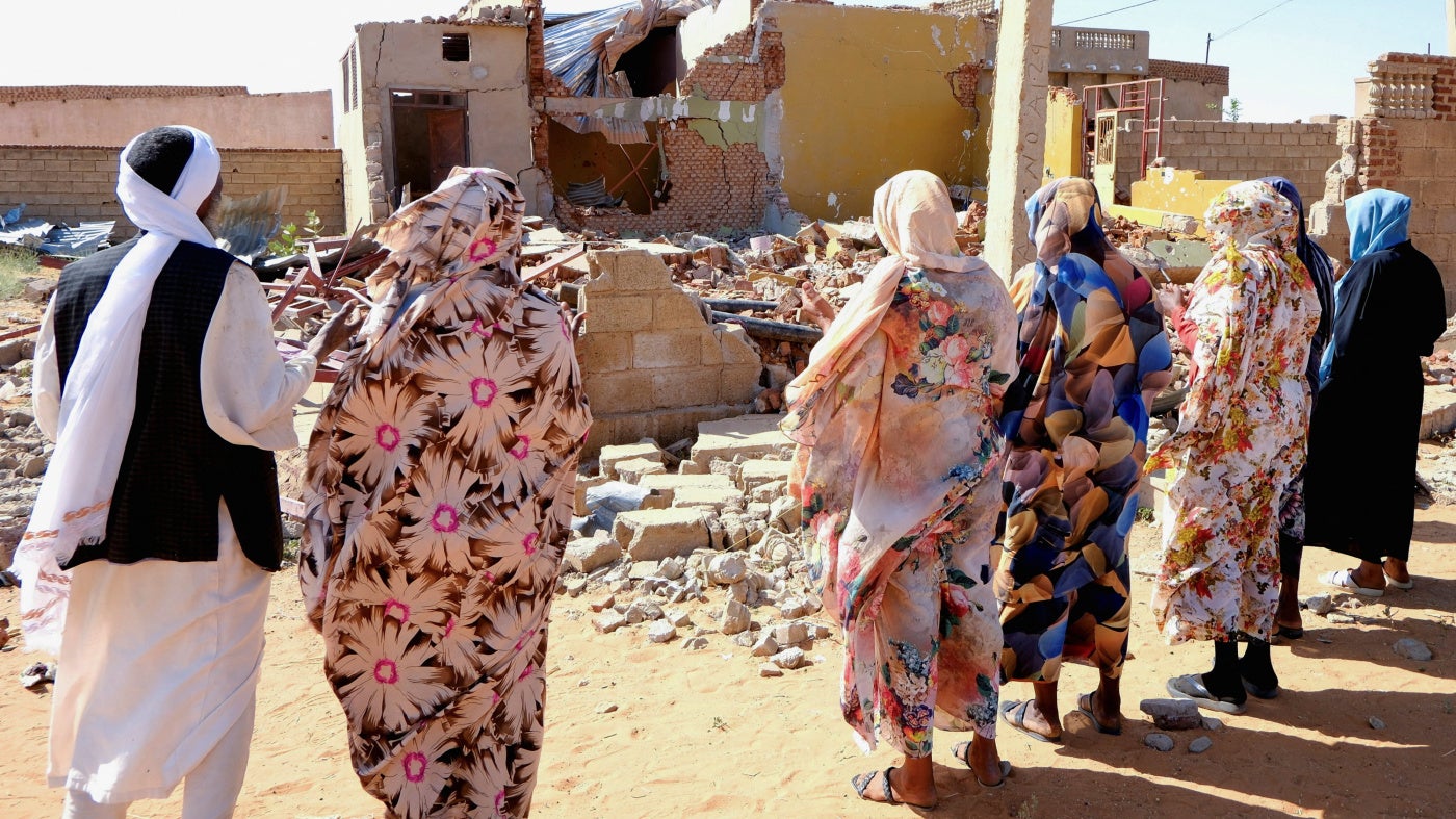 Des personnes soudanaises priaient pour les victimes d'une frappe de drone à El-Obeid, dans l'État du Kordofan du Nord, au Soudan, le 12 janvier 2026. 