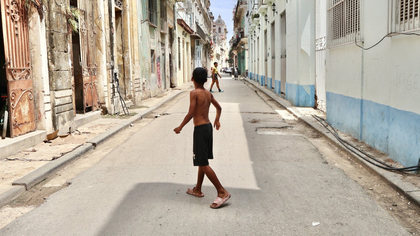 A child crosses the street in Old Havana, Cuba, 2026. © 2026 Human Rights Watch  
