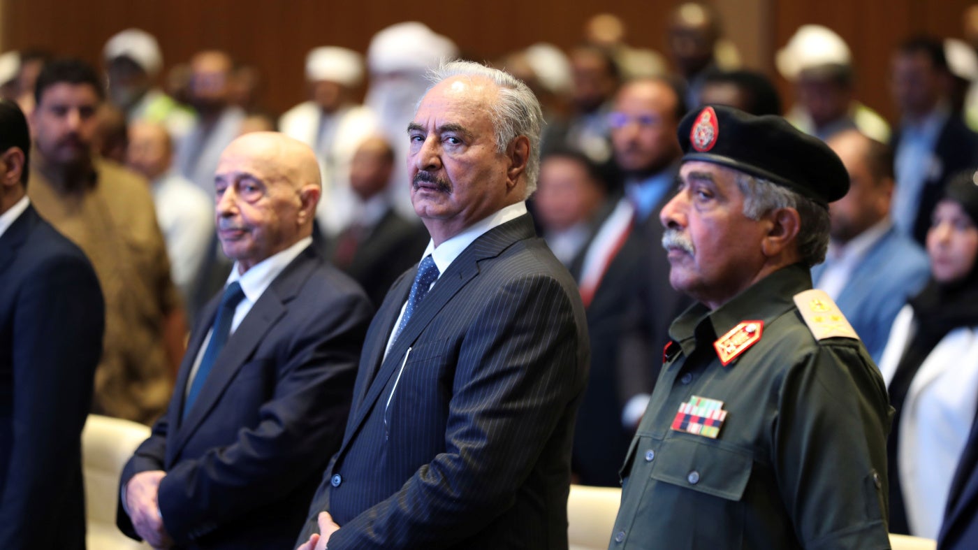 Le chef des Forces armées arabes libyennes (FAAL) qui contrôlent l'est et le sud de la Libye, Khalifa Haftar (au centre), assistait à une conférence à Sabha, dans la région de Fezzan, le 5 septembre 2024. 