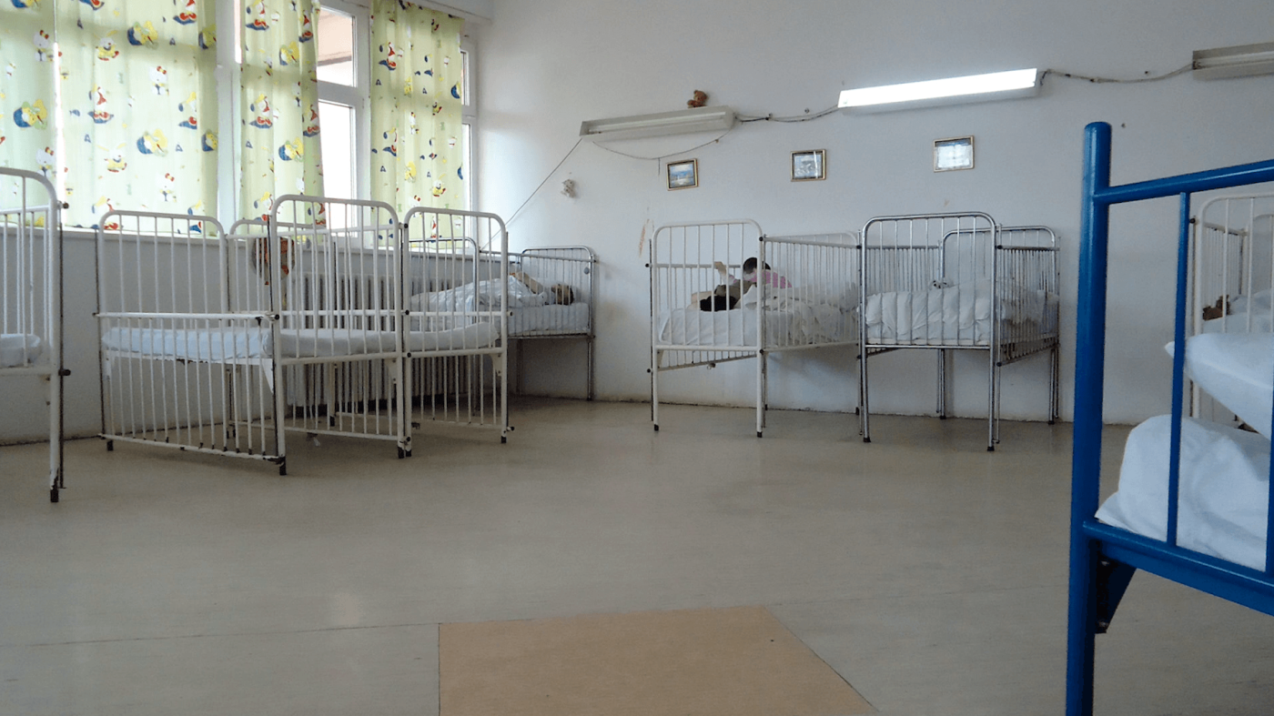A picture of a room in an institution that provides care for children with disabilities. 